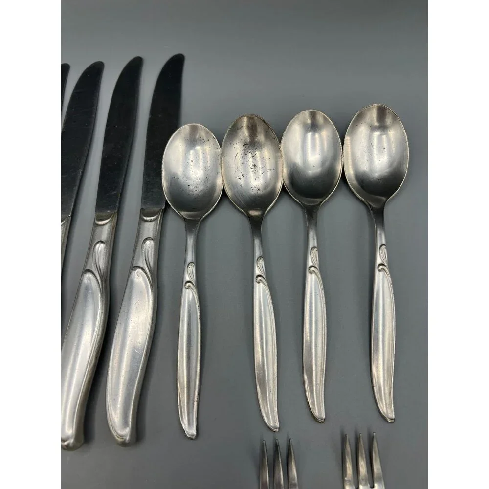 24 piece 1958 William Rogers Silver Plate Flatware SWEEP Settings for 4 People